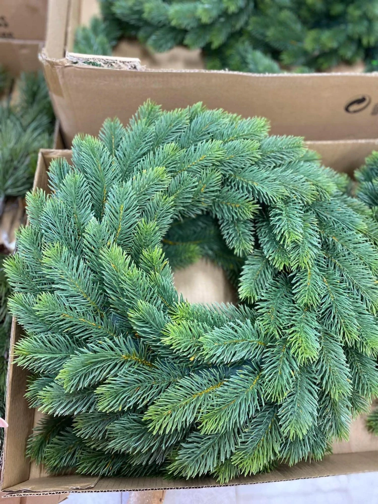 věnec 50cm z umělého bohatého jehlici