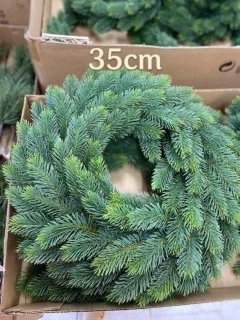 věnec  35cm z umělého bohateho jehličí